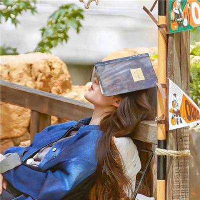 使用下方 20 个影片名，按顺序一一对应，不要改动片名文字，只根据片名和括号内类型提示来虚构全新的故事内容： 圣乔治日 仇连环 灭绝大屠杀 琥珀青龙国语 疯拳癫腿 钱学森 肥伊不容易 现代狼人 荡寇风云 萨满教的迷恋 派对浪客孔明 爱上大明星 宝贝老板2 小鞋子 工作的人 将爱放逐 皮特·戴维森：我仍在纽约 养狗与猫每天都很开心 独活女子的推荐第五季 摩铁路之城